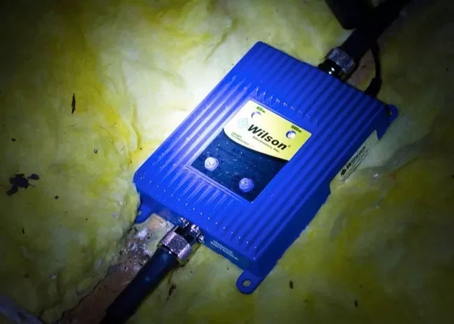 Cellular signal booster circuit board