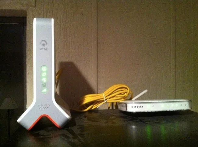 Indoor cellular signal booster device with an antenna