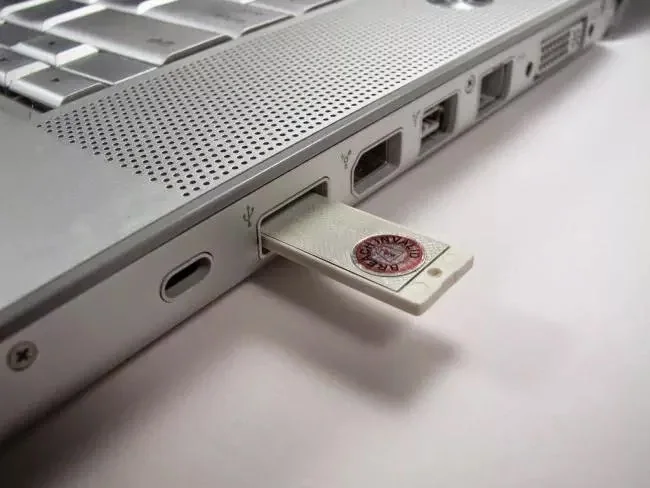 650x488xusb drive in computer jpg pagespeed ic 2IW6rpdX9U