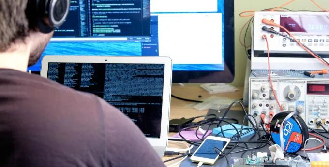Stratos Raises $5.8M To Build An All-In-One Connected Credit Card